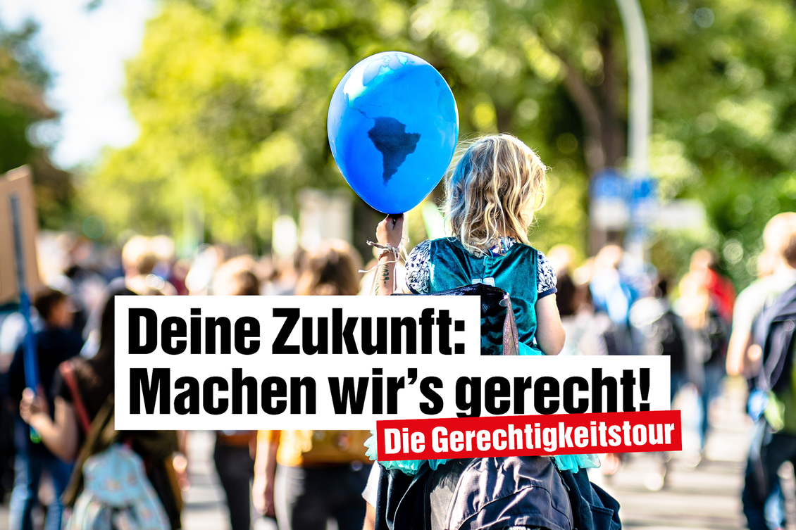 Collage: Foto eines Mädchens, das bei einer Demonstration auf den Schultern eines Erwachsenen sitzt und einen Luftballon mit Weltkugel-Aufdruck in der Hand hält, und Text: "Deine Zukunft: Machen wir's gerecht! Die Gerechtigkeitstour"