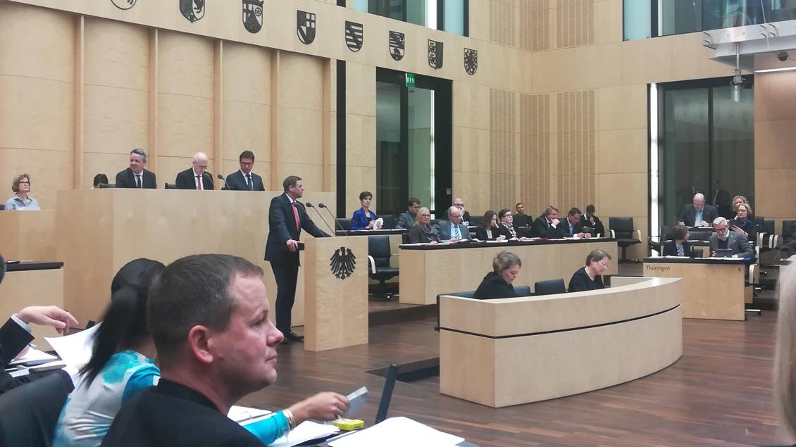 Christian Görke steht am Rednerpult des Bundesrats