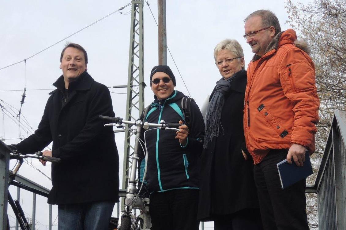 Sascha Krämer, Manfred Swoboda, Anita Tack und Andreas Bernig stehen auf der Radlerbrücke in Werder (Havel)
