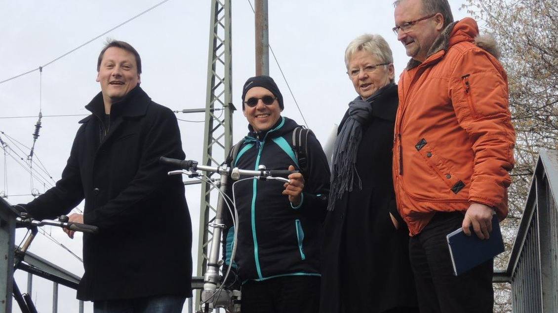 Sascha Krämer, Manfred Swoboda, Anita Tack und Andreas Bernig stehen auf der Radlerbrücke in Werder (Havel)