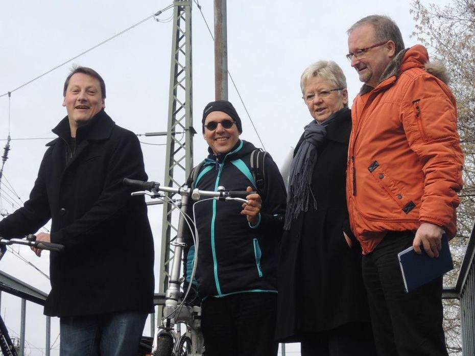 Sascha Krämer, Manfred Swoboda, Anita Tack und Andreas Bernig stehen auf der Radlerbrücke in Werder (Havel)