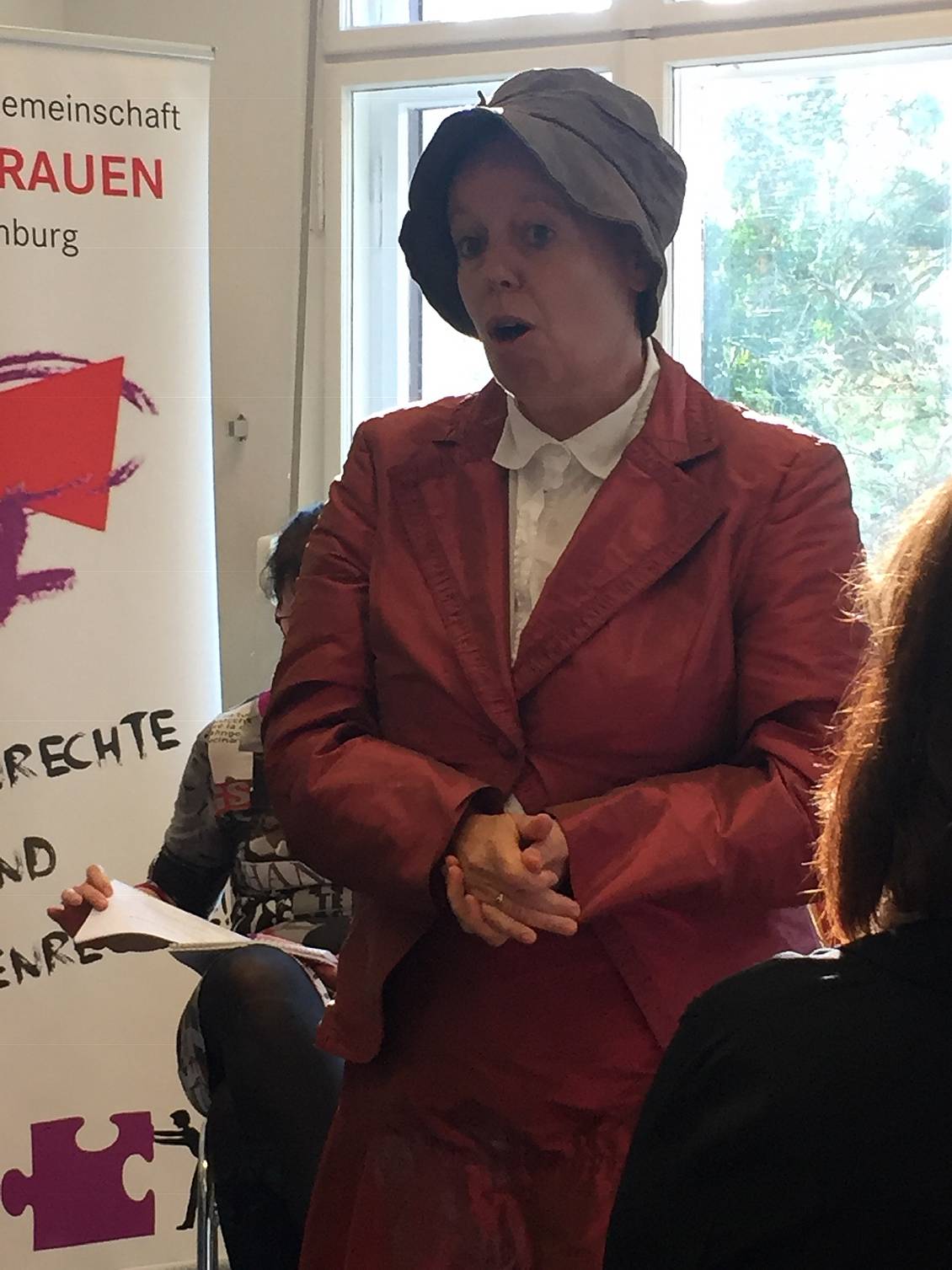 Claudia von Gelieu im historischen Kostüm