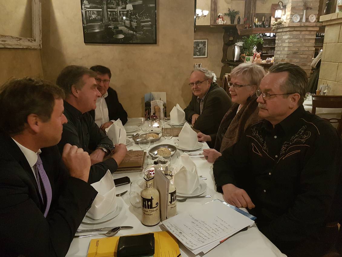 Christian Görke, Ralf Christoffers und weitere Menschen an einem Restaurant-Tisch