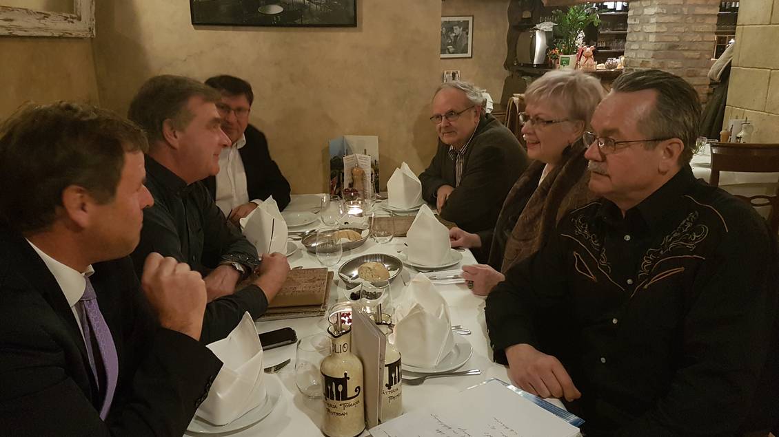 Christian Görke, Ralf Christoffers und weitere Menschen an einem Restaurant-Tisch