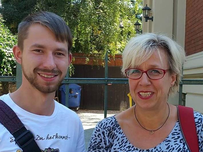 Alexander Klotzovski und Iris Bonowsky vor dem Lothar-Bisky-Haus in Potsdam