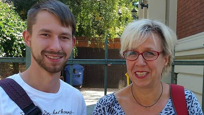 Alexander Klotzovski und Iris Bonowsky vor dem Lothar-Bisky-Haus in Potsdam