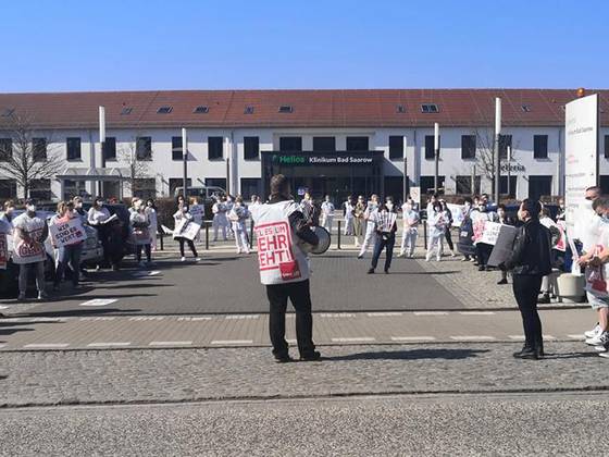 Die Beschäftigten streiken vor dem Helios Klinikum in Bad Saarow