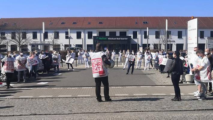 Die Beschäftigten streiken vor dem Helios Klinikum in Bad Saarow