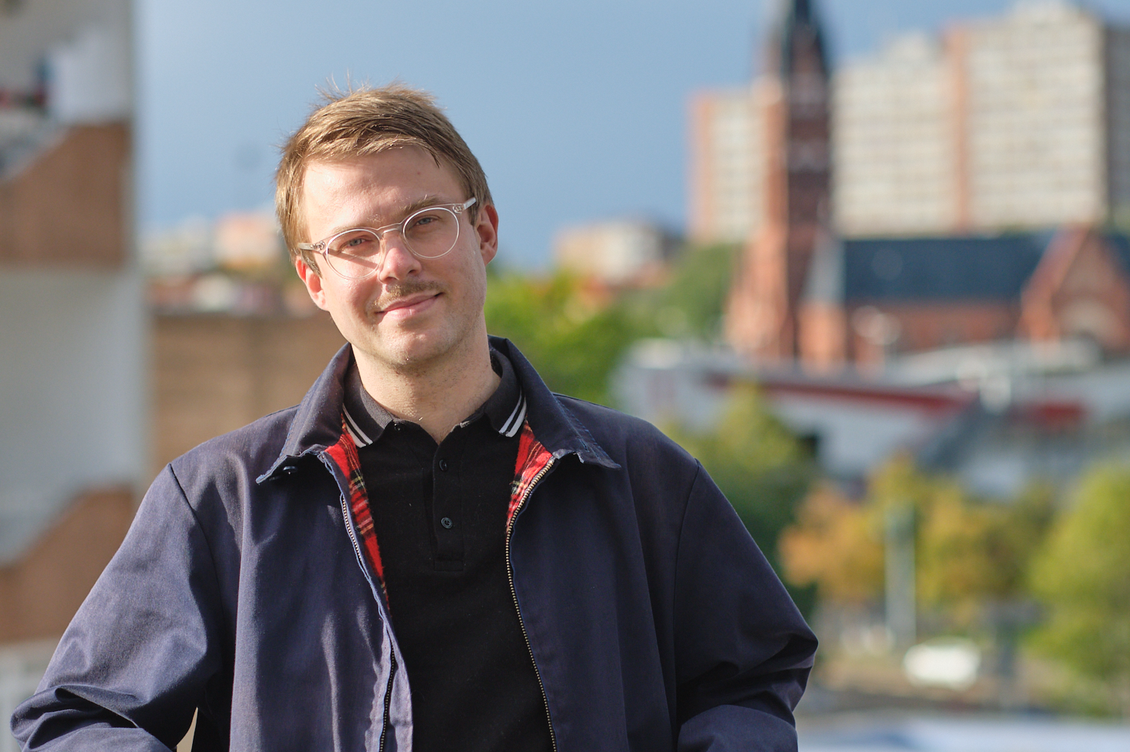 Stefan Kunath vor der Stadtkulisse von Frankfurt (Oder) im Hintergrund