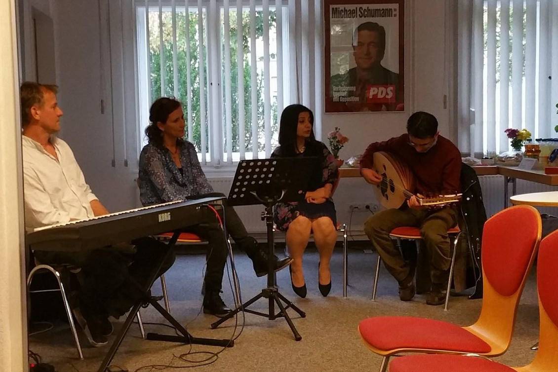 Vier Musiker*innen mit Keyboard und Oud