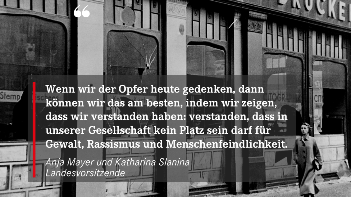 Foto einer Druckerei mit eingeworfenen Fenstern und Text: Wenn wir der Opfer heute gedenken, dann können wir das am besten, indem wir zeigen, dass wir verstanden haben: verstanden, dass in unserer Gesellschaft kein Platz sein darf für Gewalt, Rassismus und Menschenfeindlichkeit. Anja Mayer und Katharina Slanina, Landesvorsitzende