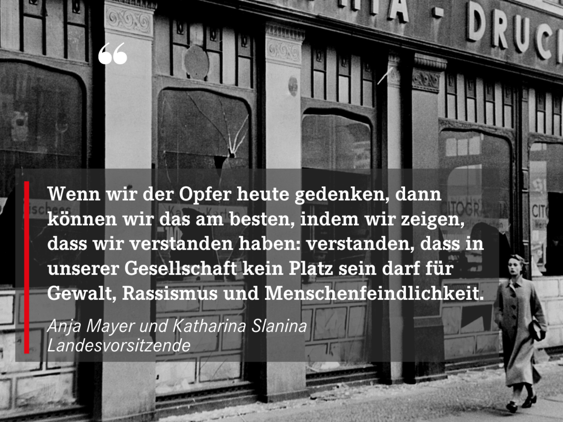 Foto einer Druckerei mit eingeworfenen Fenstern und Text: Wenn wir der Opfer heute gedenken, dann können wir das am besten, indem wir zeigen, dass wir verstanden haben: verstanden, dass in unserer Gesellschaft kein Platz sein darf für Gewalt, Rassismus und Menschenfeindlichkeit. Anja Mayer und Katharina Slanina, Landesvorsitzende