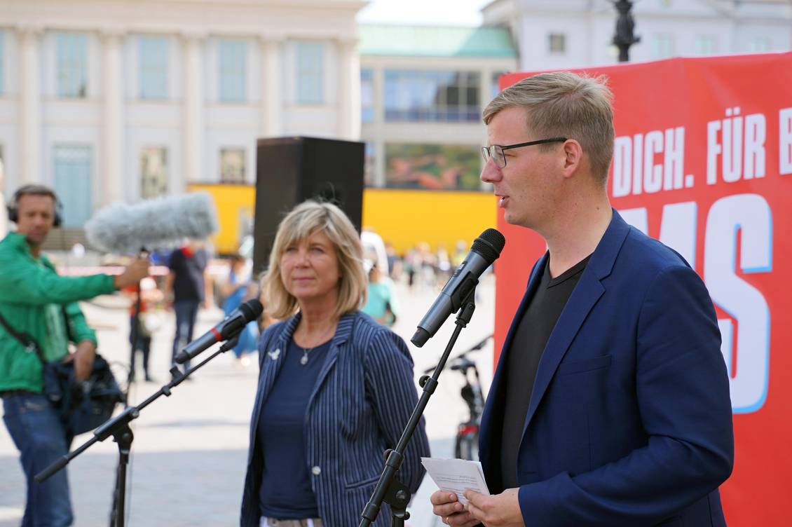 Kathrin und Sebastian Walter stehen hinter Mirkofonständern vor dem Landtag in Potsdam