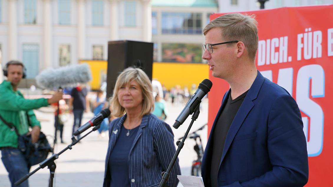 Kathrin und Sebastian Walter stehen hinter Mirkofonständern vor dem Landtag in Potsdam