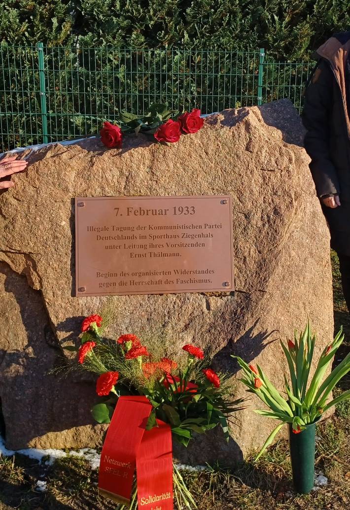 Gedenkstein mit Blumen