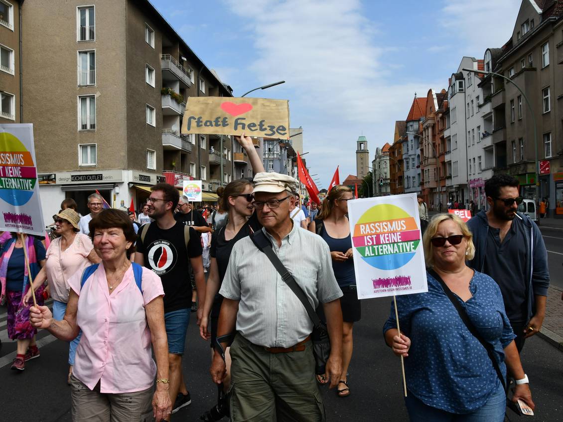 Demonstranten mit Schildern