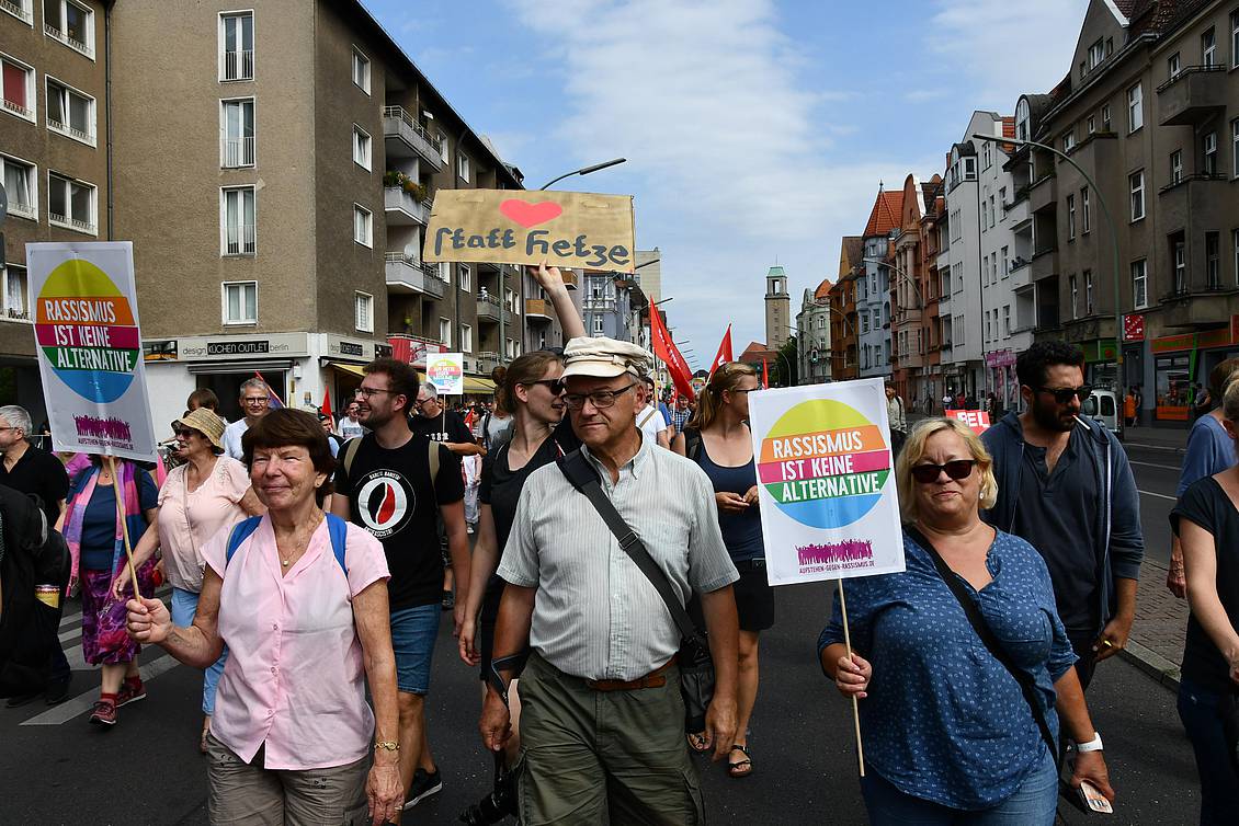Demonstranten mit Schildern