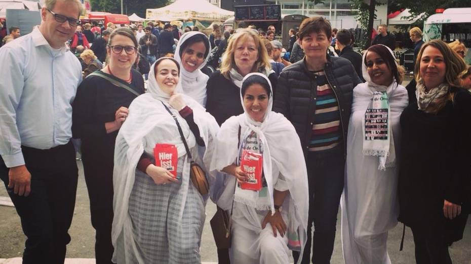 Gruppenbild mit Anja Mayer, Andreas Büttner und einer Gruppe Frauen