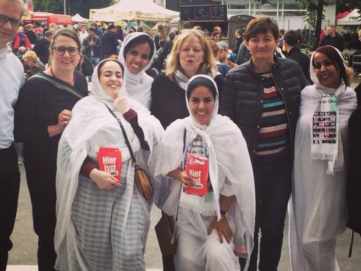 Gruppenbild mit Anja Mayer, Andreas Büttner und einer Gruppe Frauen