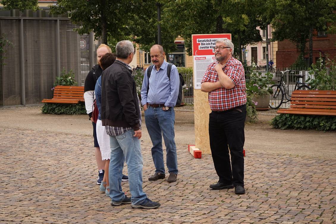 Simon Behling, Katharina Slanina, Stefan Wollenberg, Thomas Singer und Thomas Domres stehen in einer Gruppe auf dem Luisenplatz in Potsdam