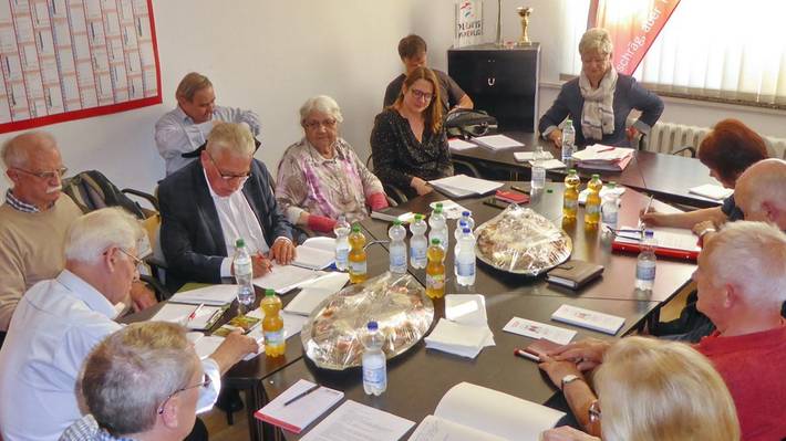 Anja Mayer, Anita Tack und weitere Menschen sitzen um einen Besprechungstisch