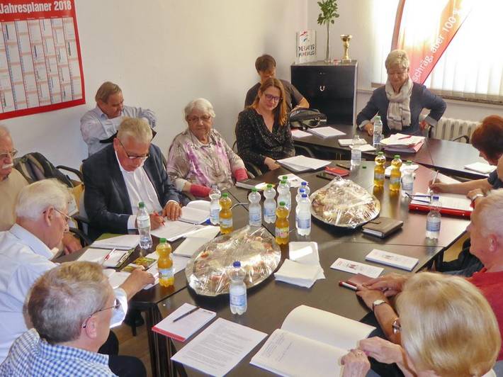 Anja Mayer, Anita Tack und weitere Menschen sitzen um einen Besprechungstisch