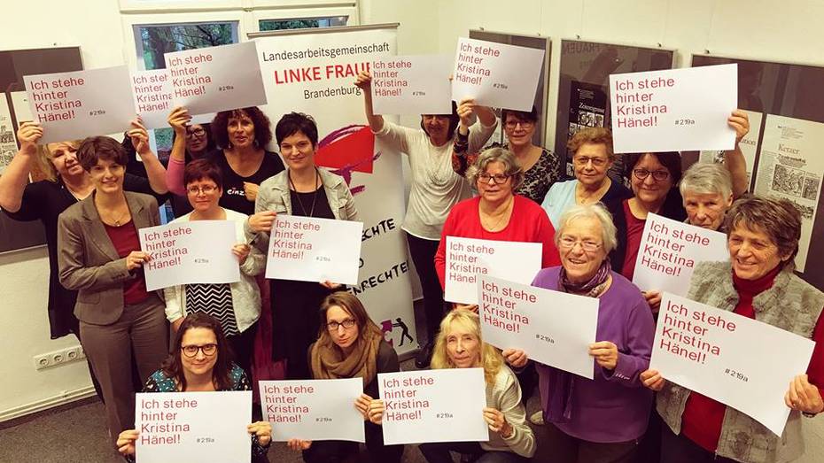Gruppe Frauen mit Schildern in den Händen